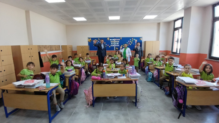 Yeni eğitim yılına açılan okullarında girdiler!