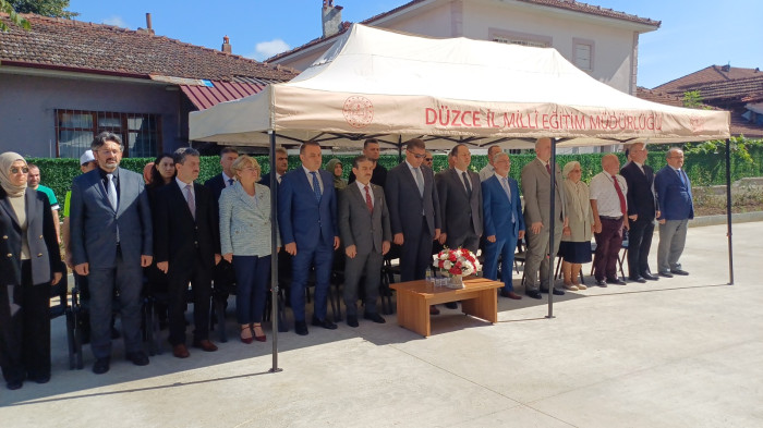 Yeni eğitim yılına açılan okullarında girdiler!