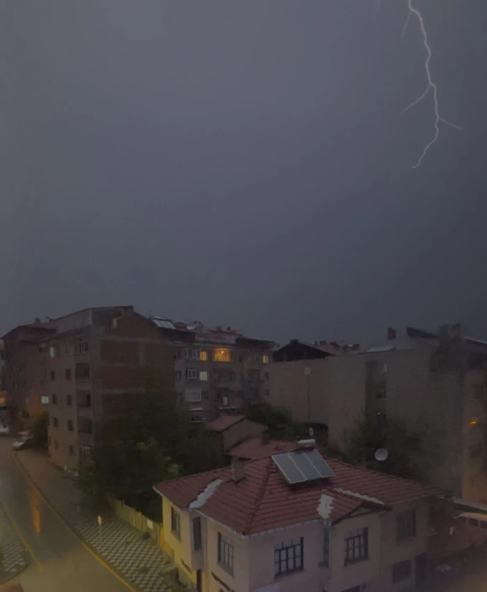 Yağışla birlikte düşen yıldırımlar korku filmlerini aratmadı