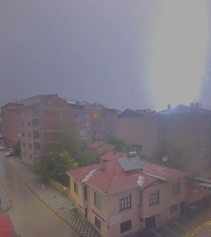Yağışla birlikte düşen yıldırımlar korku filmlerini aratmadı