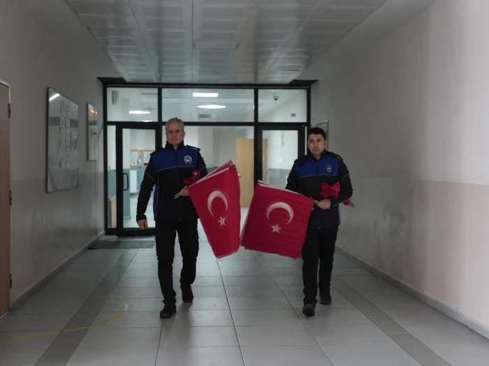 D&uuml;zce'de bayrak sevgisine destek