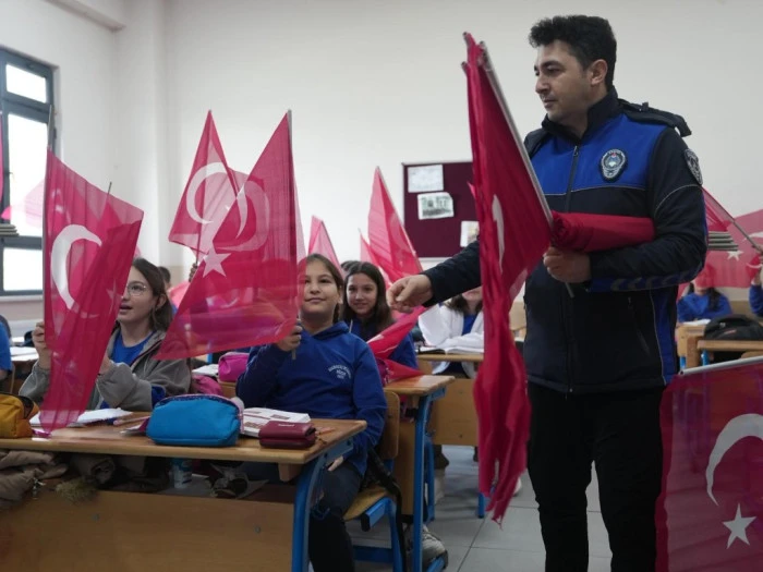 D&uuml;zce'de bayrak sevgisine destek