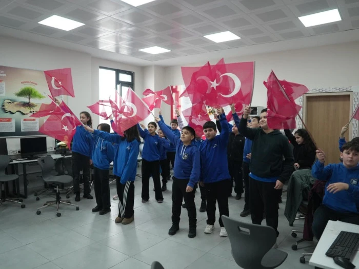 D&uuml;zce'de bayrak sevgisine destek