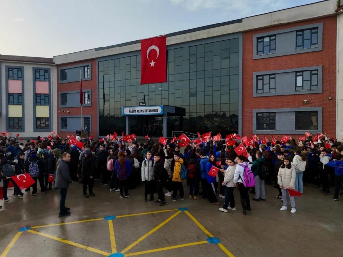 D&uuml;zce'de bayrak sevgisine destek