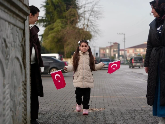 D&uuml;zce'de bayrak sevgisine destek