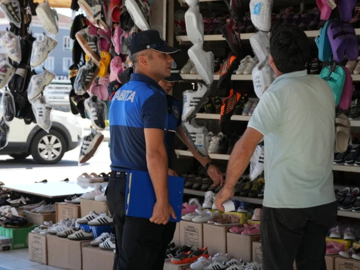 D&uuml;zce'de Zabıta ekipleri kaldırım işgaline ge&ccedil;it vermiyor