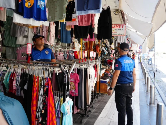 D&uuml;zce'de Zabıta ekipleri kaldırım işgaline ge&ccedil;it vermiyor