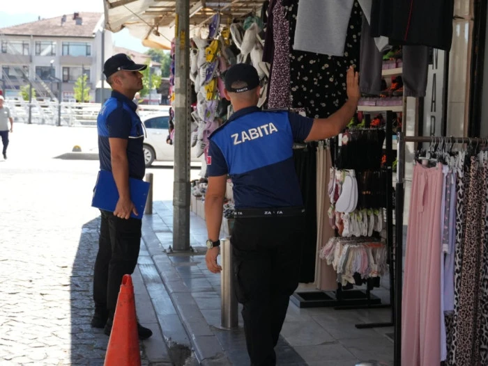 D&uuml;zce'de Zabıta ekipleri kaldırım işgaline ge&ccedil;it vermiyor