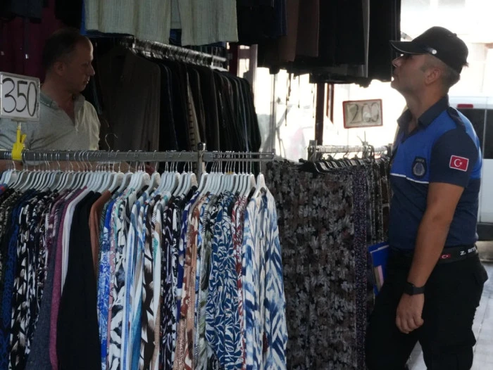 D&uuml;zce'de Zabıta ekipleri kaldırım işgaline ge&ccedil;it vermiyor