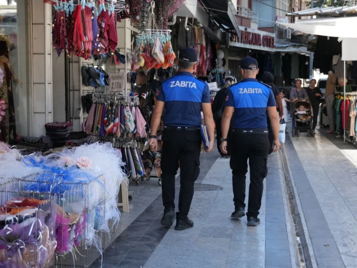 D&uuml;zce'de Zabıta ekipleri kaldırım işgaline ge&ccedil;it vermiyor