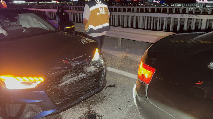 6 aracın karıştığı zincirleme kazada 4 kişi yaralandı