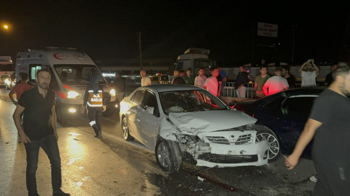 6 aracın karıştığı zincirleme kazada 4 kişi yaralandı