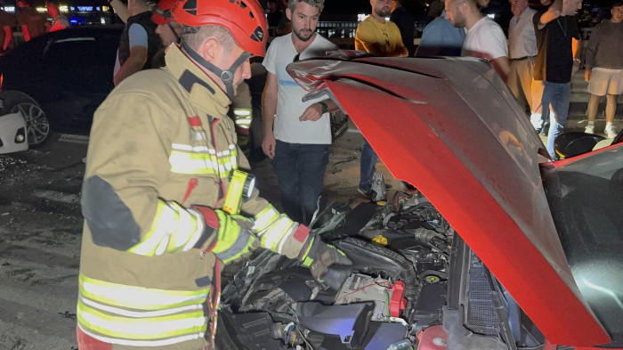 6 aracın karıştığı zincirleme kazada 4 kişi yaralandı