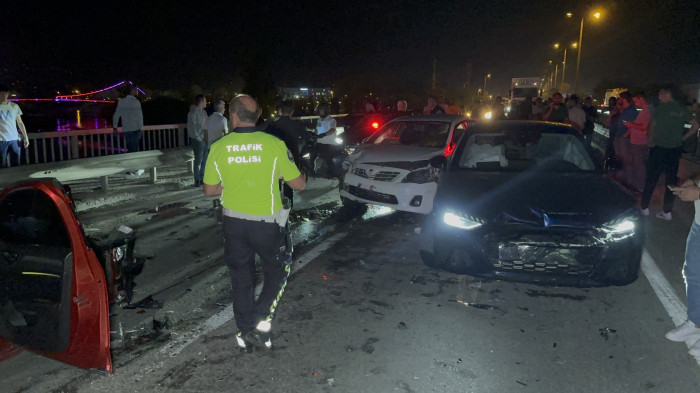 6 aracın karıştığı zincirleme kazada 4 kişi yaralandı