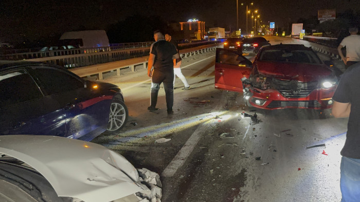 6 aracın karıştığı zincirleme kazada 4 kişi yaralandı