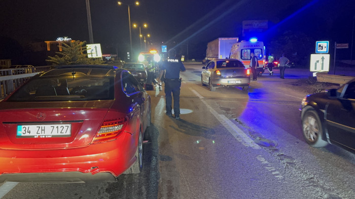 6 aracın karıştığı zincirleme kazada 4 kişi yaralandı