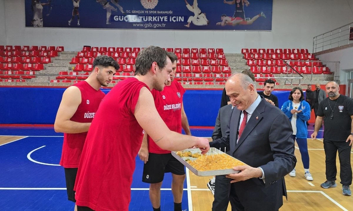 1. Lig Voleybol Takımı Özlü'nün Baklava Sürprizi