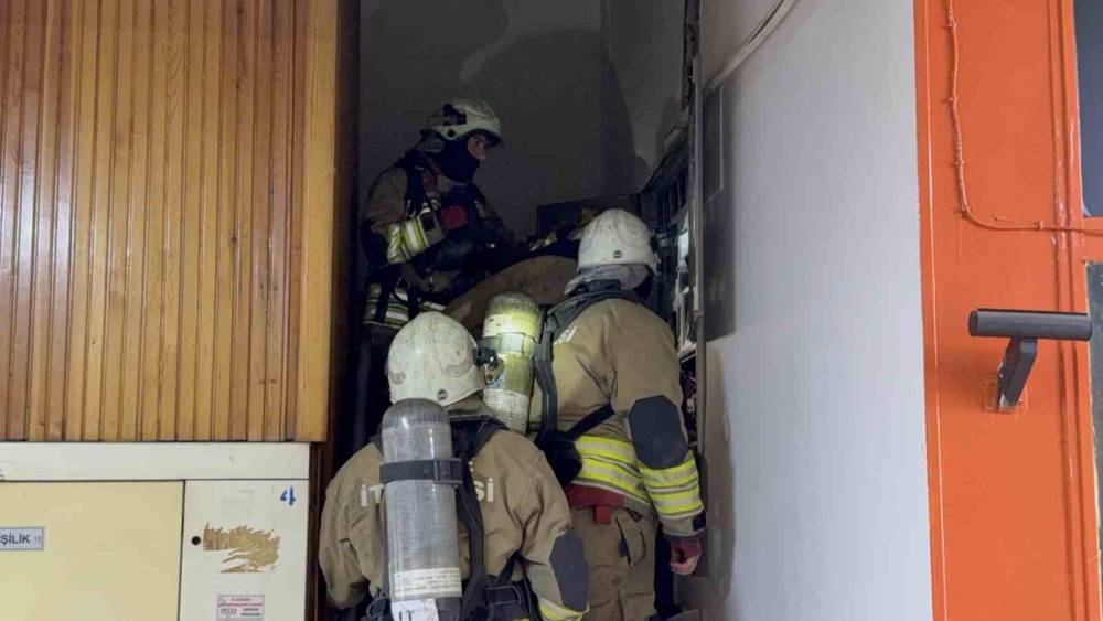 İş merkezinde çıkan dumanlar korkuttu