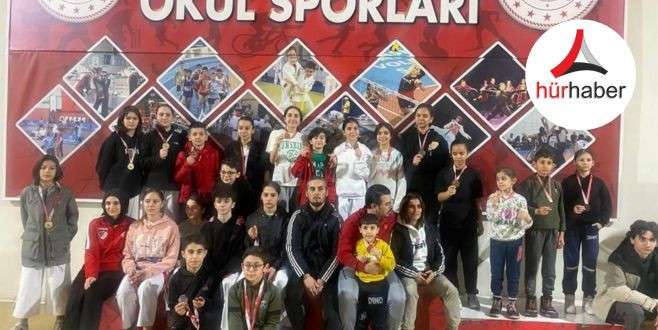 77 sporcu madalya için tatamiye çıktı