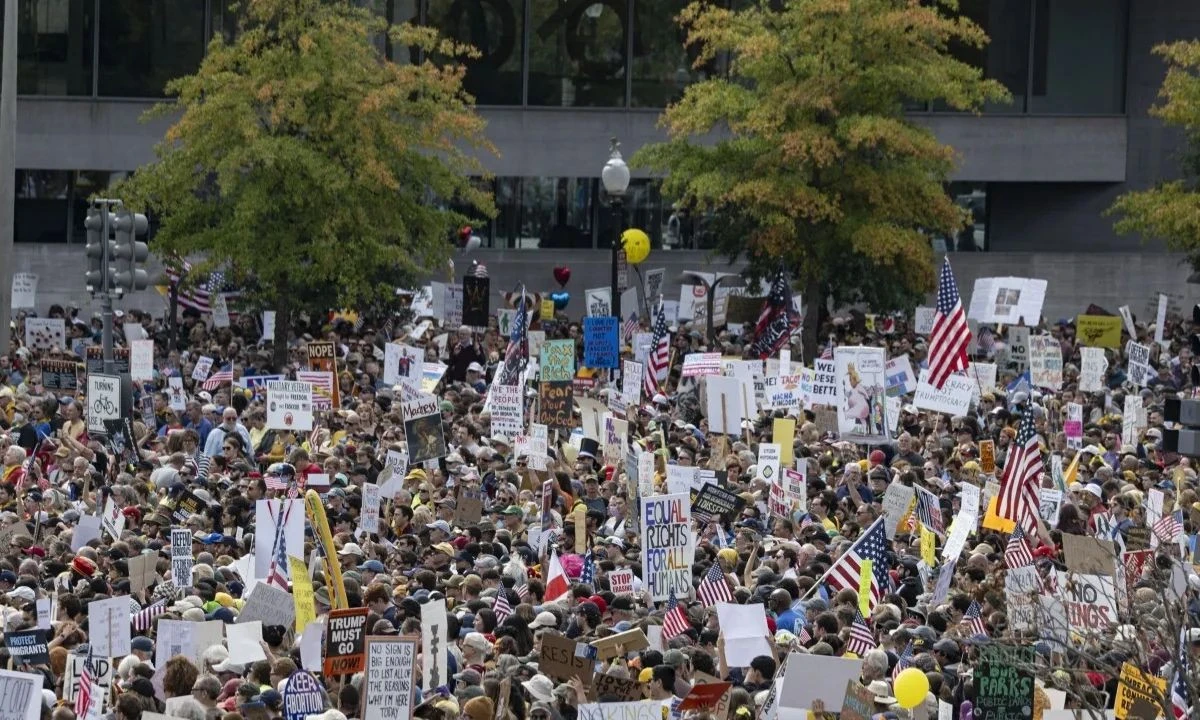 ABD’de “Krallara Hayır” protestoları: Times Meydanı’nda on binler yürüdü
