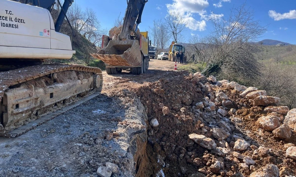 Ak&ccedil;akoca Ko&ccedil;ar Heyelan Taş Tahkimatı S&uuml;r&uuml;yor