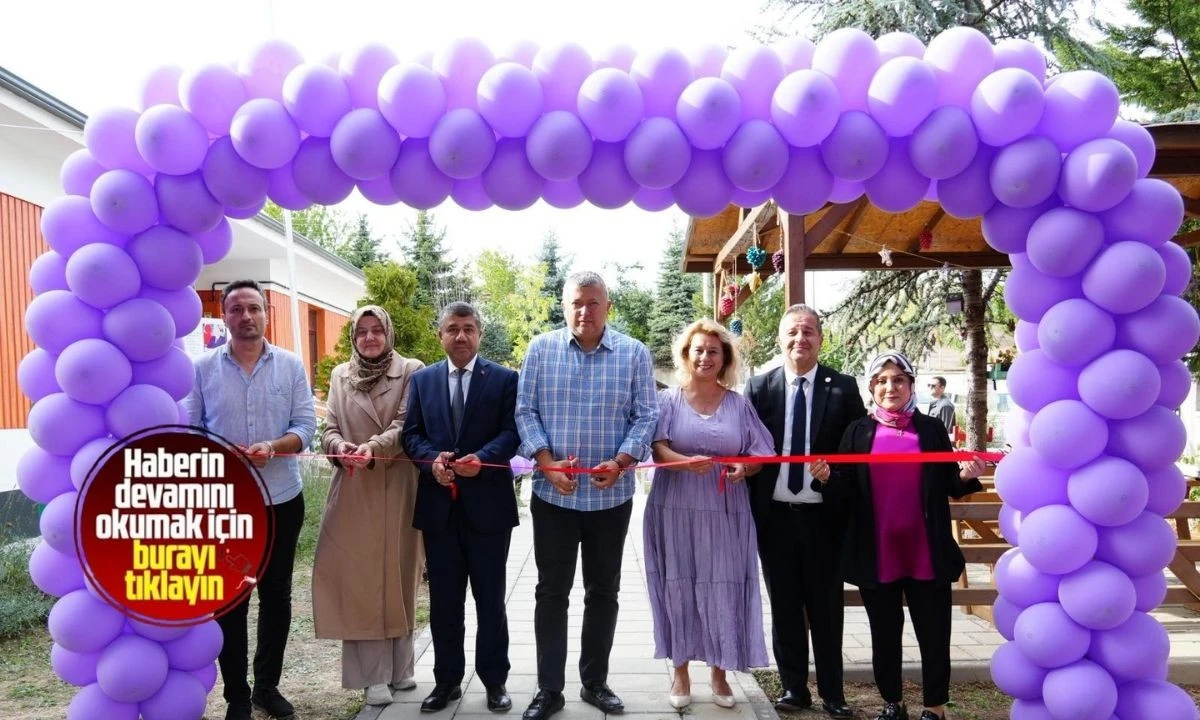 Alzheimer'a Özel Pasta Kesildi, Balonlar Uçtu