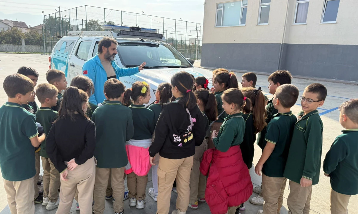 Ambulans minik öğrenciler tarafından büyük ilgiyle incelendi