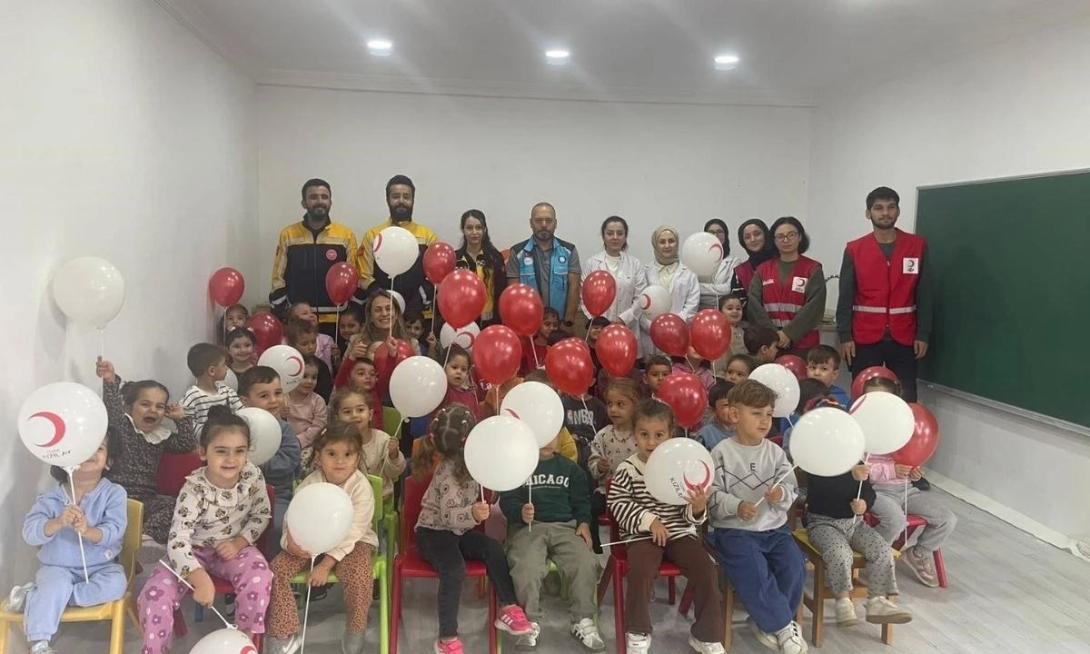 Anaokulu öğrencileri ile bir araya gelerek hem ambulans tanıtımı yaptılar
