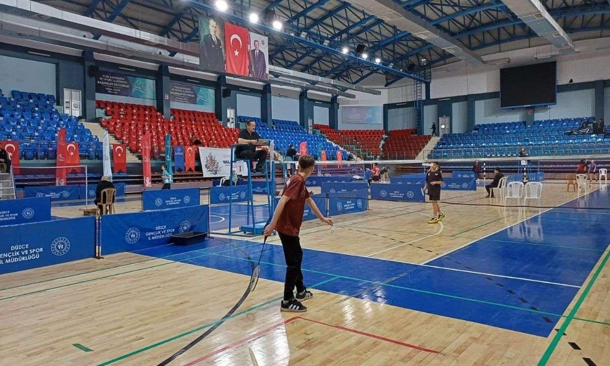 Badminton müsabakaları 18 takımın katılımıyla başladı! 