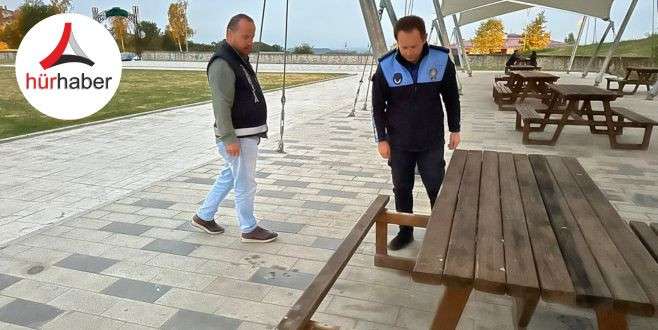  Bankların tahtalarını s&ouml;k&uuml;p yaktılar