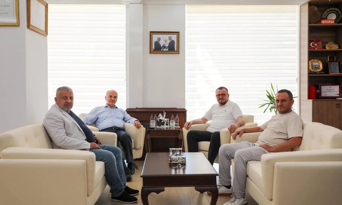 Başkan &Ouml;zl&uuml;, D&uuml;zce'nin G&uuml;ndemini Konuklarıyla Değerlendirdi