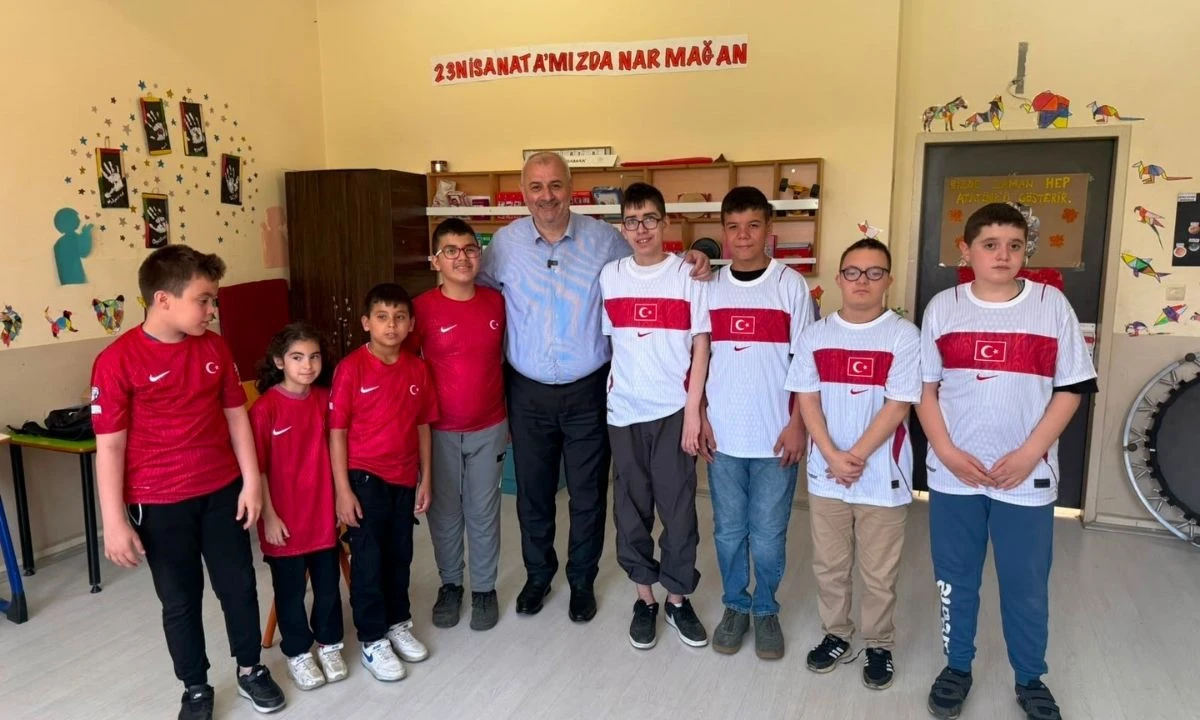 Başkan Yıldız S&ouml;z&uuml;n&uuml; Tuttu: &Ouml;zel &Ouml;ğrencilere Milli Forma Hediyesi