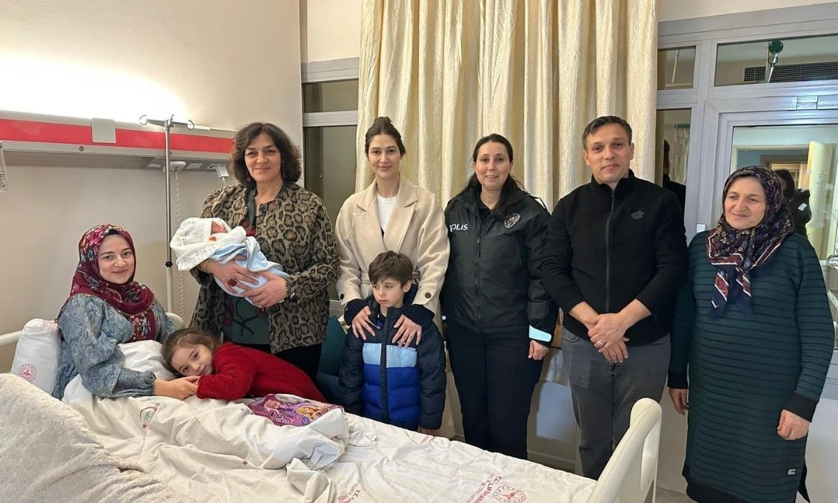 Başkomiser &Ccedil;ekerekli'ye Bebek Tebriği