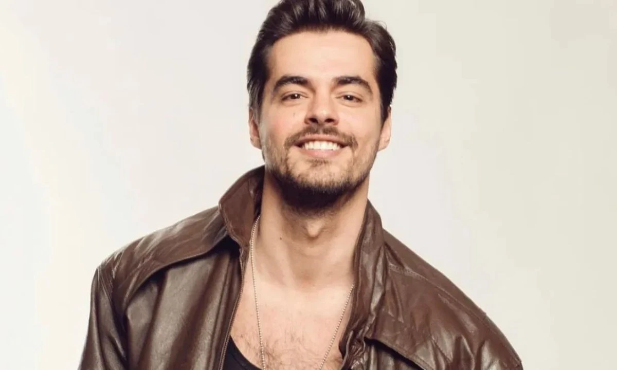 Berk Atan gönlünü rol arkadaşına kaptırdı