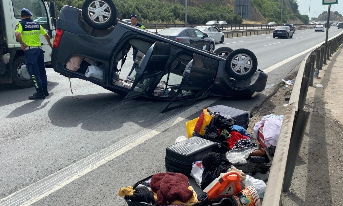 Beton bariyere çarparak takla atan araç ters döndü: 3 yaralı