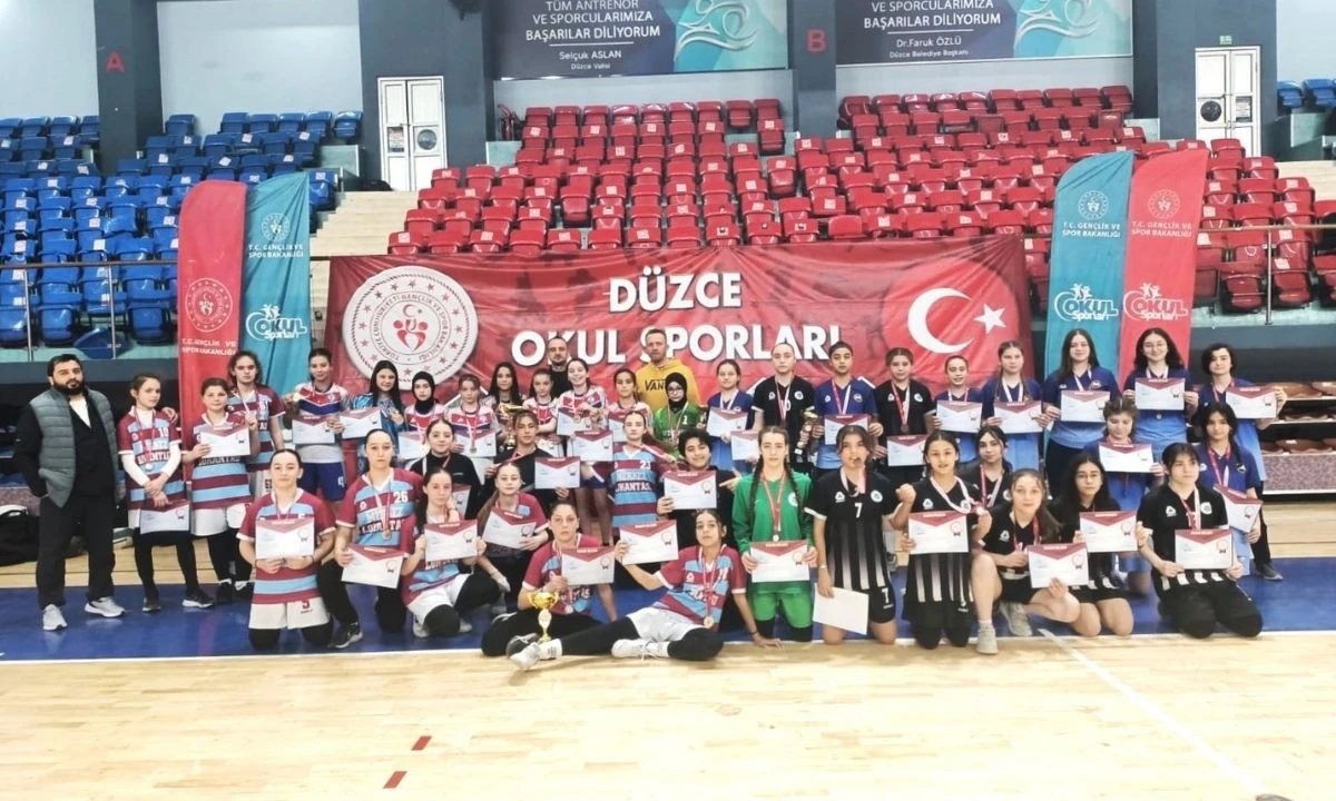 Bilge Ortaokulu Futsal Kupası Kazandı