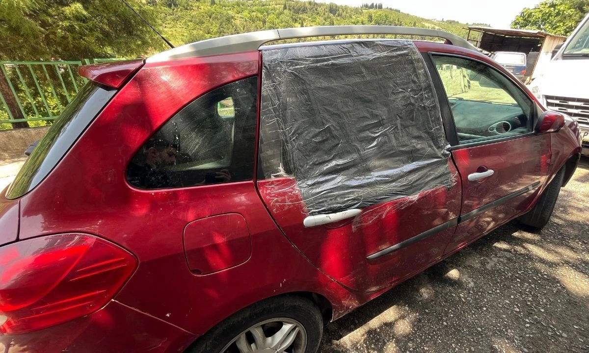 Boğa 3 metre yükseklikten otomobilin üzerine düştü