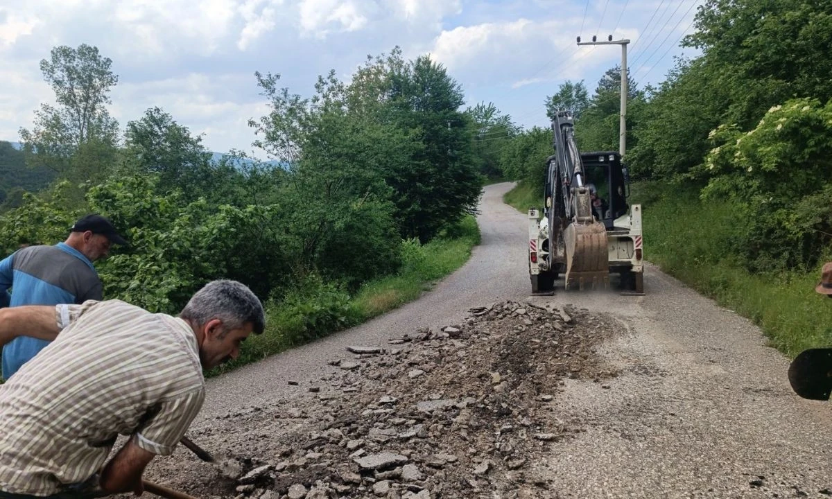 Bozuk yollarda yama çalışmaları sürüyor