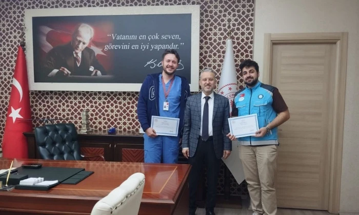 Dr. Yasin Yılmaz'dan Dr. &Ouml;nder ve Saadcı'ya Teşekk&uuml;r Belgesi
