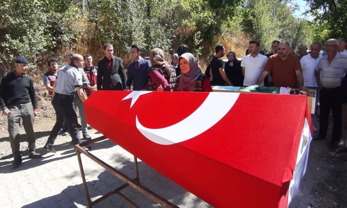 Duygusal Veda 5 Bin Kişi Karaman &Ccedil;iftinin Yasını Tuttu