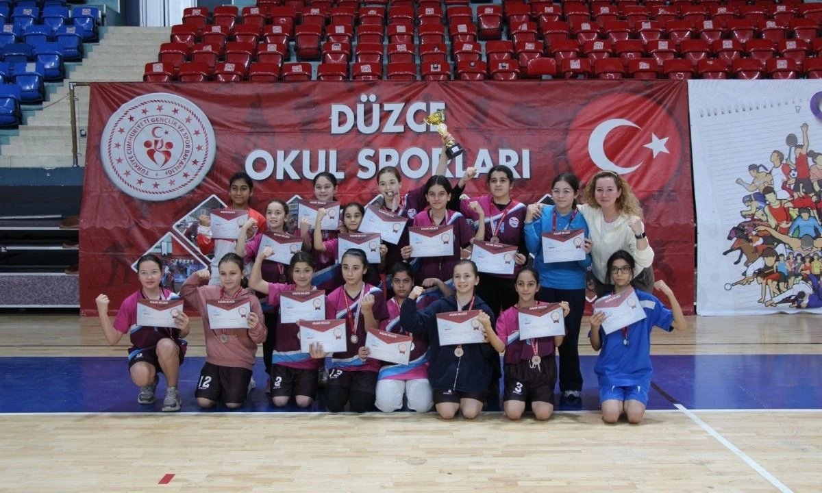 D&uuml;zce Bah&ccedil;eşehir Hentbol Turnuvası Kazananlar