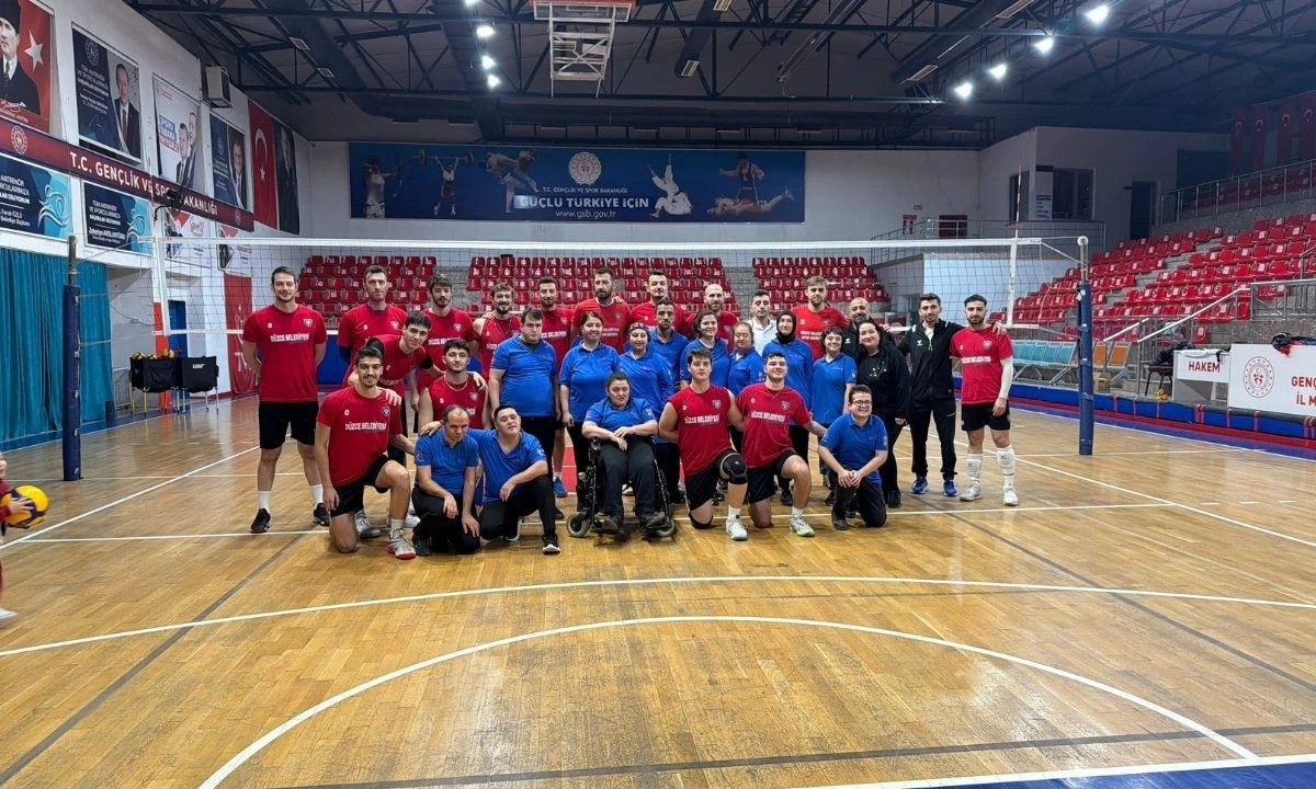 Düzce Belediyesi Voleybol Takımı ile özel bireyler, antrenmanda maç yaptı