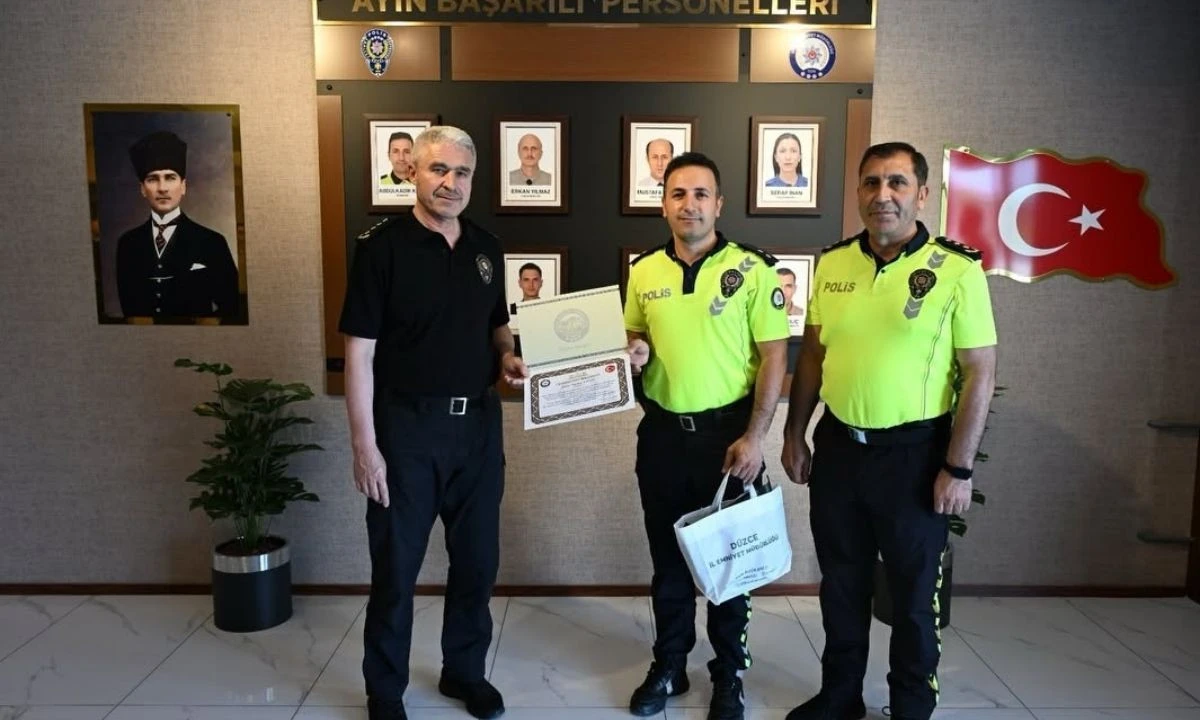 D&uuml;zce Emniyetinde Başarılı Personele &Ouml;d&uuml;l: M&uuml;d&uuml;r Erg&uuml;der Belgeleri Takdim Etti