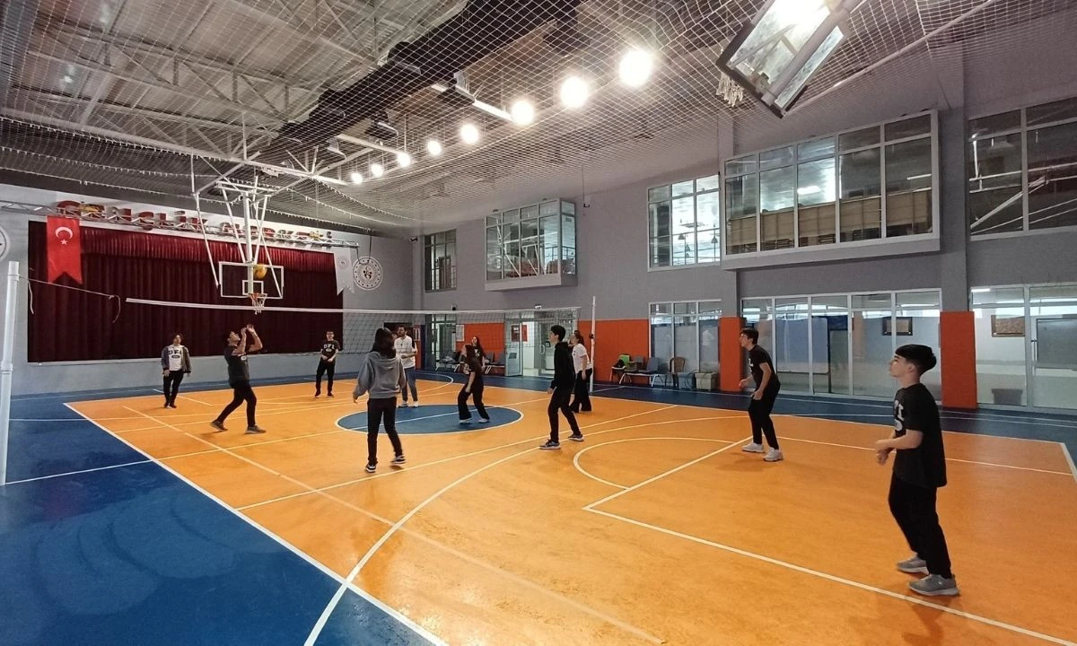 D&uuml;zce Fen Lisesi &Ouml;ğrencileri Gen&ccedil;lik Merkezi&rsquo;nde Stres Attı