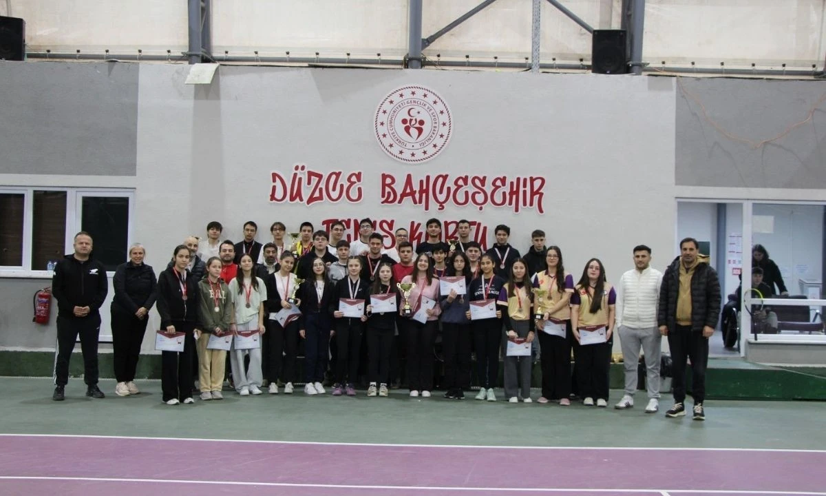 D&uuml;zce Gen&ccedil; Kızlar Tenis: Fen Lisesi Kupayı Kazandı