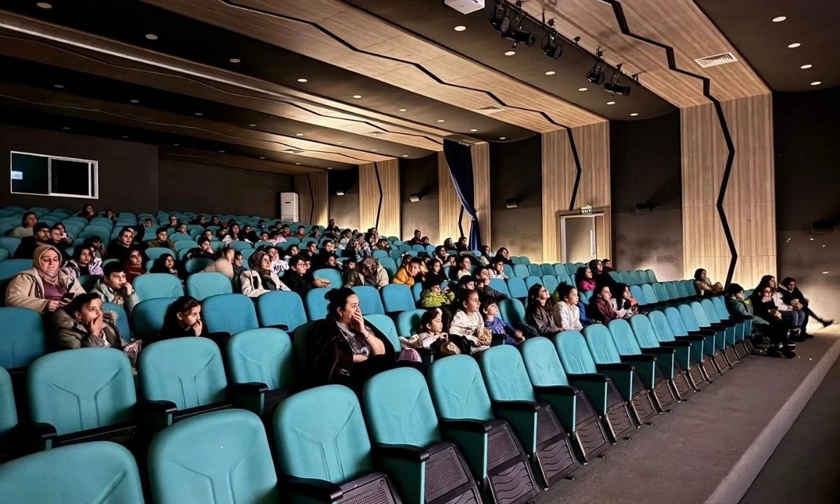 D&uuml;zce Gen&ccedil;lik Tatil Film G&uuml;n&uuml;