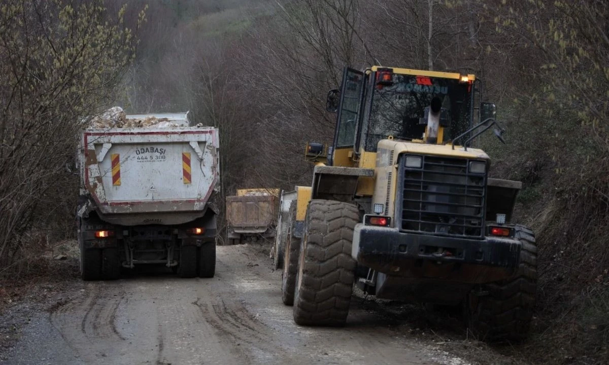 D&uuml;zce İl &Ouml;zel İdaresi Erdemli Yolunu Onarıyor