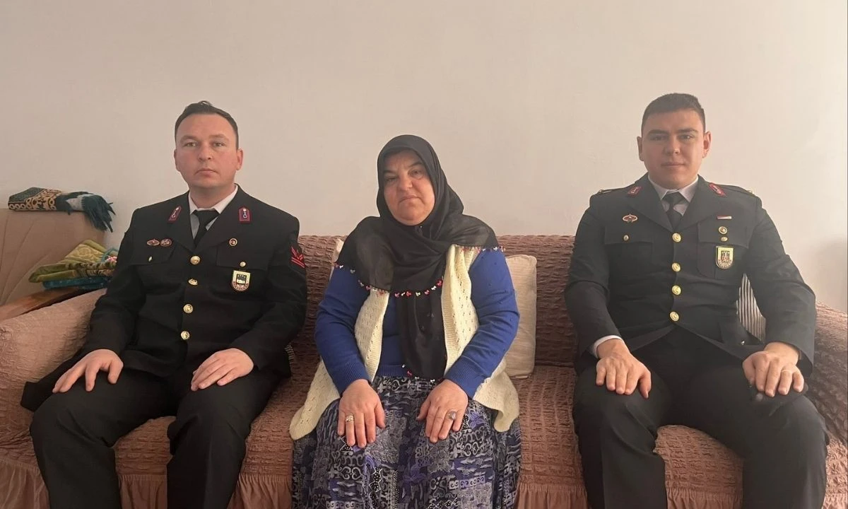 D&uuml;zce Jandarması Şehit Ailesini Yalnız Bırakmadı