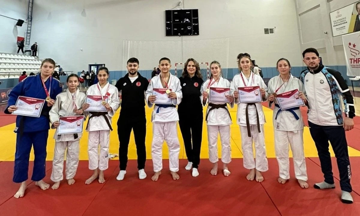 D&uuml;zce Judo Sinop'ta 4 Altın Kazandı