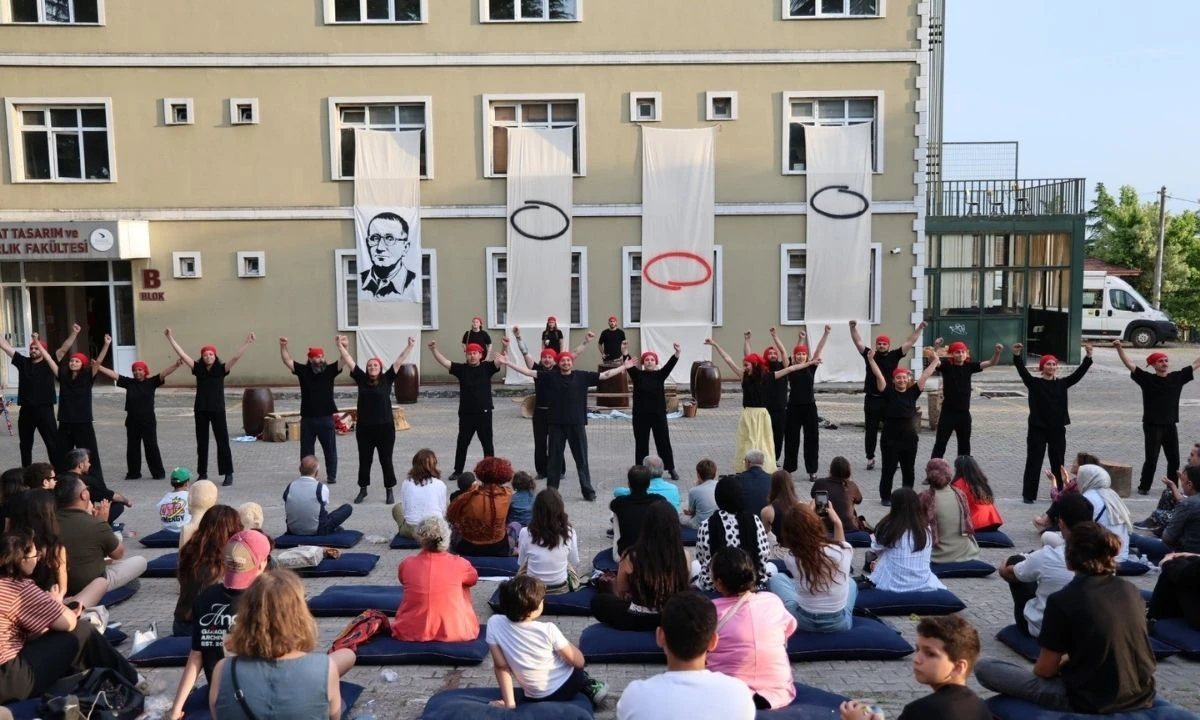 D&uuml;zce &Uuml;niversitesi'nde 'Hafıza' Festivali Sanatseverlerle Buluştu